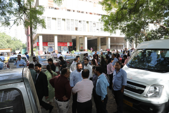 3일(현지시간) 네팔을 강타한 지진의 여파로 인도 뉴델리에서 진동이 감지된 후 시민들이 건물 밖으로 대피해 있다. 로이터 통신은 이날 오전 네팔 서부 바장지구에서 규모 6.3과 5.3의 지진이 잇따라 발생하면서 17명이 부상했다고 보도했다.  [뉴델리 EPA=연합뉴스]